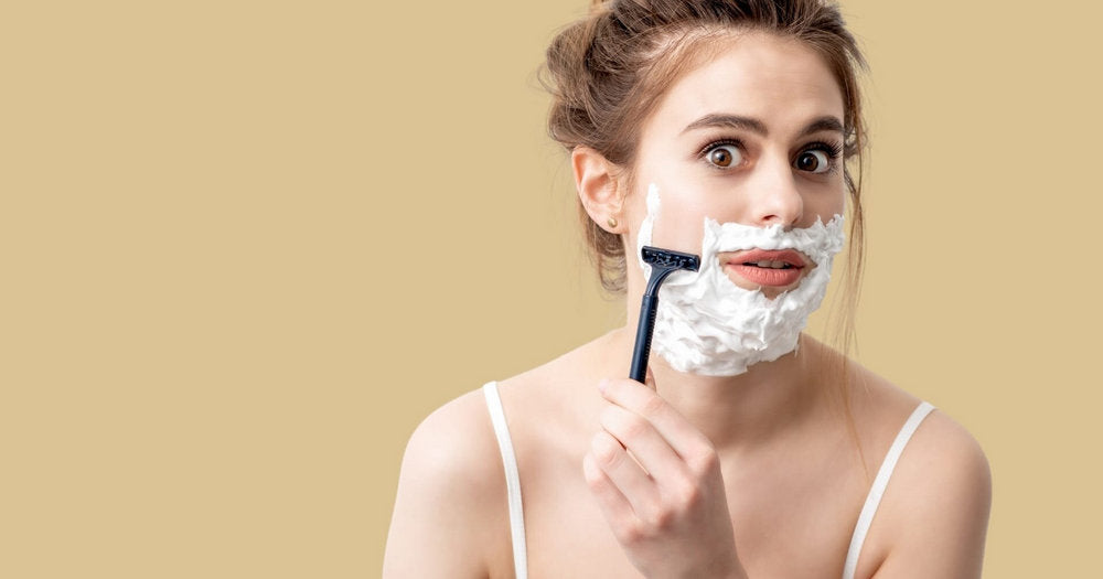 Dermaplaning vs. Rasieren: Ist Dermaplaning das Gleiche wie Rasieren?