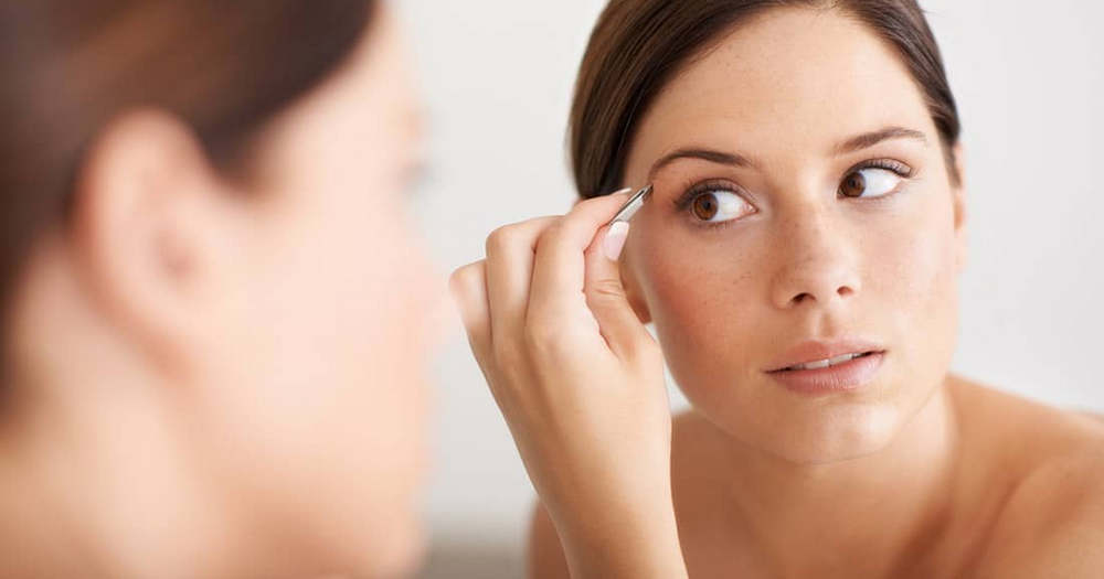 Ist es schlecht, sich die Haare im Gesicht zu zupfen?